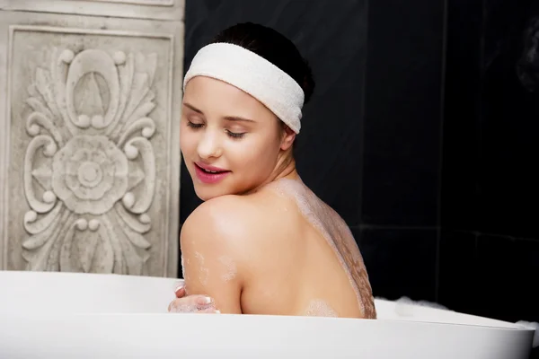Mulher de banho relaxante no banho . — Fotografia de Stock