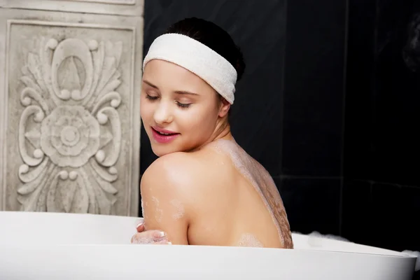 Mujer de baño relajante en el baño . — Foto de Stock