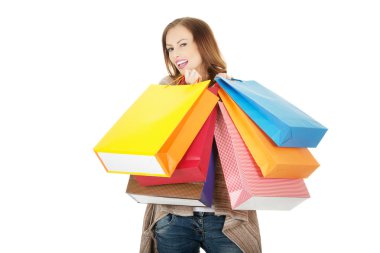 Alışveriş torbalı mutlu kadın..