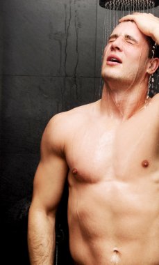 yakışıklı adama duş.