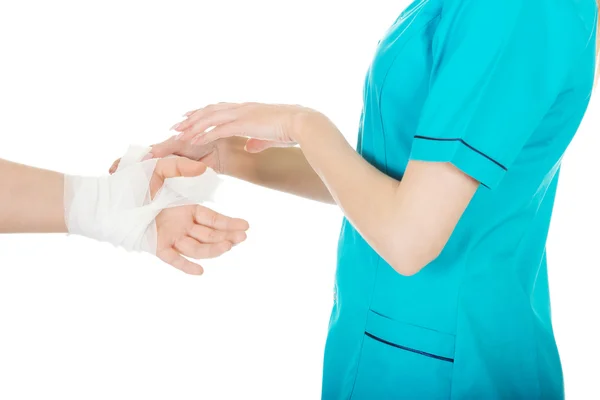 Ärztin bandagiert weibliche Hand. — Stockfoto