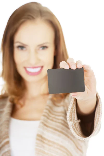 Mulher feliz com cartão em branco . — Fotografia de Stock