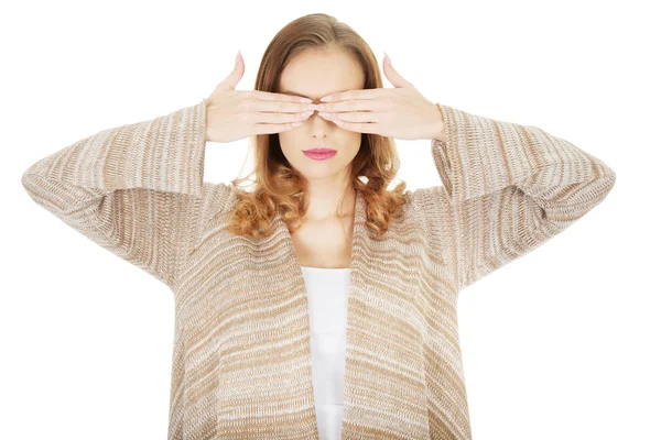 Hermosa mujer cubriendo ojos . — Foto de Stock