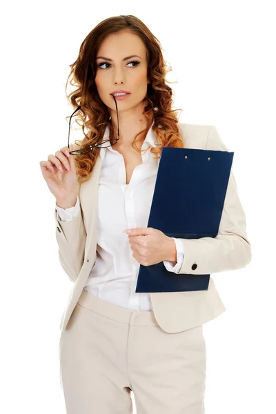 Pensativa mujer de negocios con portapapeles . — Foto de Stock