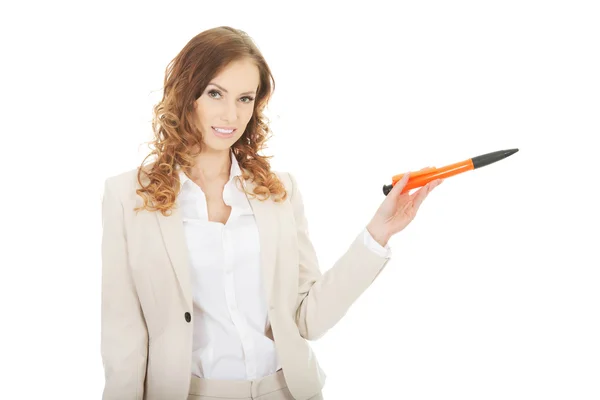 Mujer de negocios señalando a un lado con pluma . —  Fotos de Stock