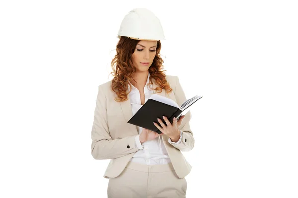 Ingeniera mujer leyendo una nota . —  Fotos de Stock