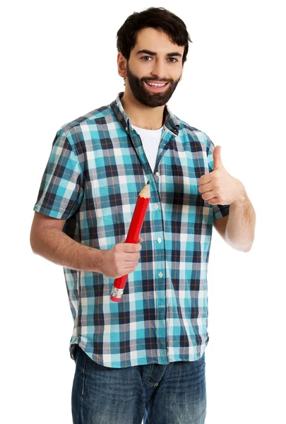 Jovem segurando grande lápis vermelho . — Fotografia de Stock