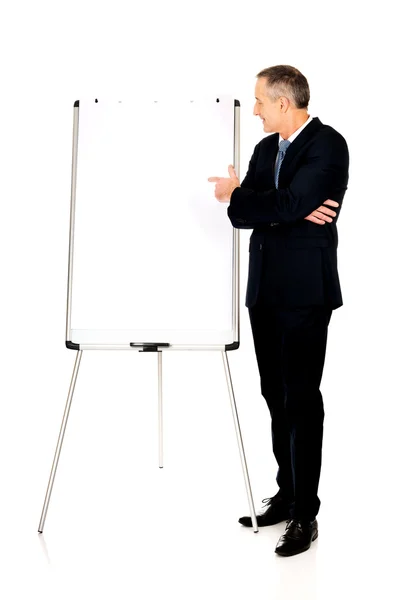 Männliche Führungskraft zeigt auf Flipchart — Stockfoto