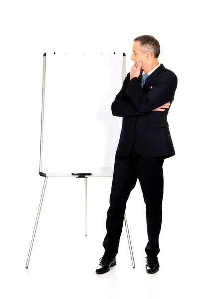 Hombre ejecutivo pensando en la presentación — Foto de Stock