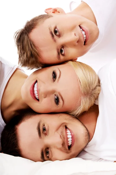 Amigos felizes juntos. Uma mulher e dois homens. — Fotografia de Stock