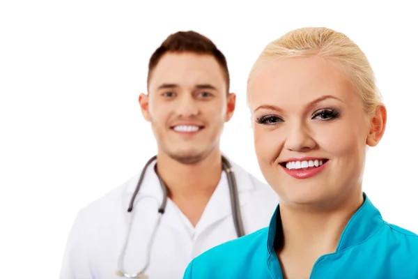 Sonrisa jóvenes médicos femeninos y masculinos — Foto de Stock