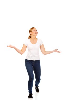 Genç kadın gökten düşen bir şey yakalamaya çalışıyor