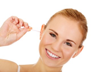 Mutlu kadın kulağı temizler