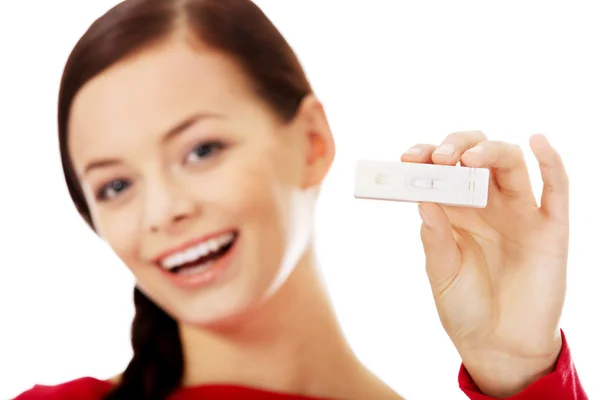 Mutlu genç kadın pozitif gebelik testi gösterir — Stok fotoğraf