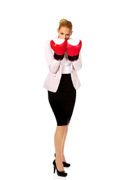 Деловая женщина в красных боксерских перчатках — стоковое фото