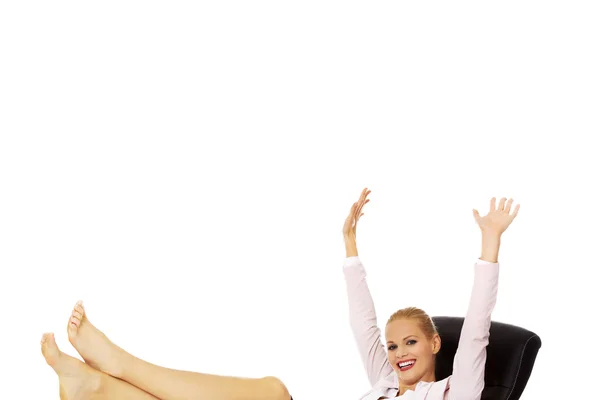 Mutlu bir iş kadını elleriyle bacaklarını masanın üzerinde tutarak yukarı — Stok fotoğraf