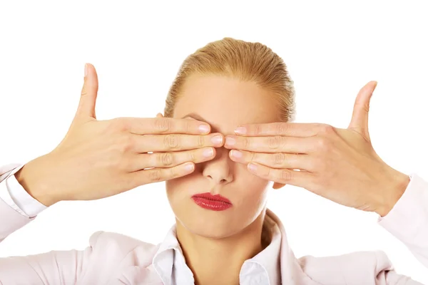 Femme d'affaires couvrant ses yeux avec ses mains. Voir aucun concept maléfique — Photo