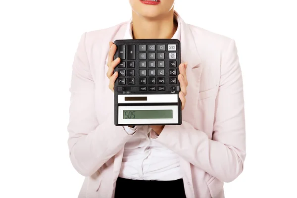 Martwi się biznes kobieta pokazuje sos na kalkulator — Zdjęcie stockowe