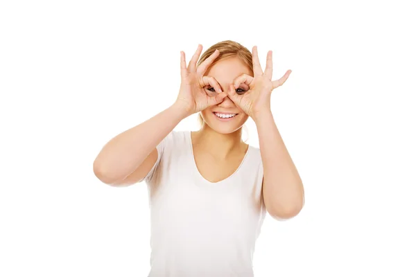 Mujer joven haciendo binoculares manos — Foto de Stock