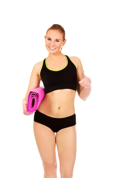 Donna pronta per l'allenamento con stuoie yoga e pollice in su — Foto Stock