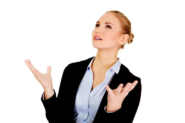Arg affärskvinna med händer upp — Stockfoto
