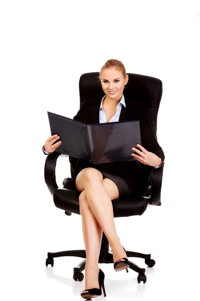 Hermosa mujer de negocios sentada en sillón y leyendo notas —  Fotos de Stock