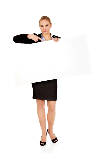 Улыбающаяся молодая деловая женщина с чистым баннером — стоковое фото