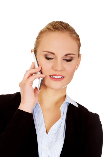 Улыбающаяся деловая женщина разговаривает по телефону . — стоковое фото