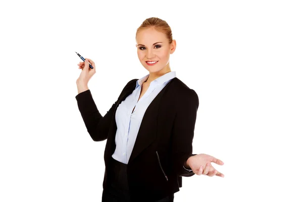 Joven mujer de negocios apuntando para copyspace o tablero —  Fotos de Stock