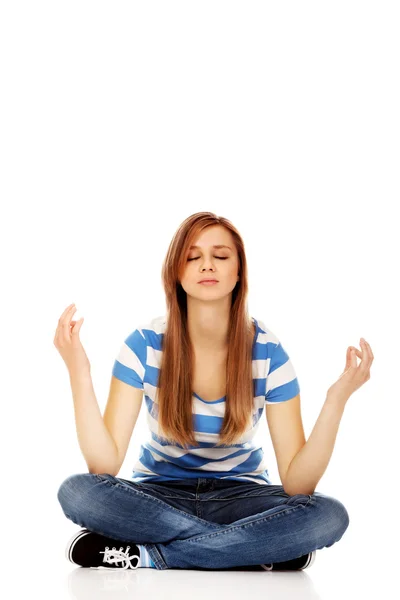 Tizenéves nő meditáció az emeleten — Stock Fotó