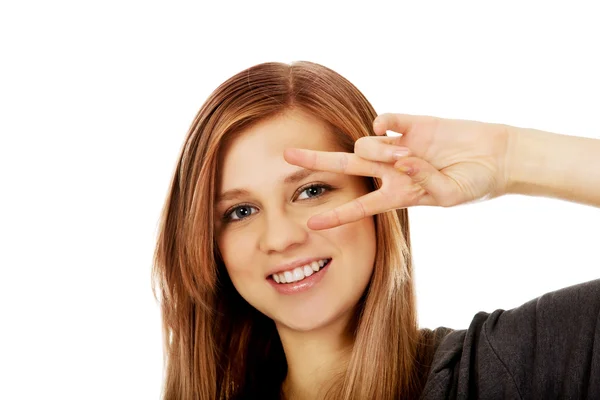 Teenager mit Siegeszeichen auf dem Auge — Stockfoto