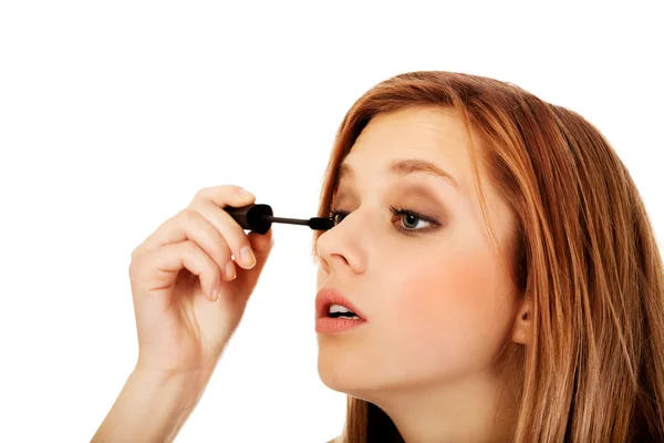 Teenage beautiful woman applying mascara — Stock Photo, Image