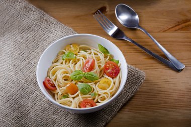 Lezzetli makarna kase ve çatal bıçak takımı ahşap üzerinde ve çuval çuval bezi arka plan