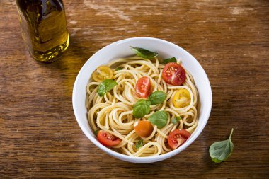 Ahşap arka plan üzerinde lezzetli Yapıştır ve zeytinyağı şişesi