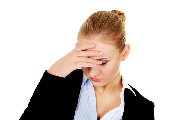 Geschäftsfrau mit enormen Kopfschmerzen — Stockfoto
