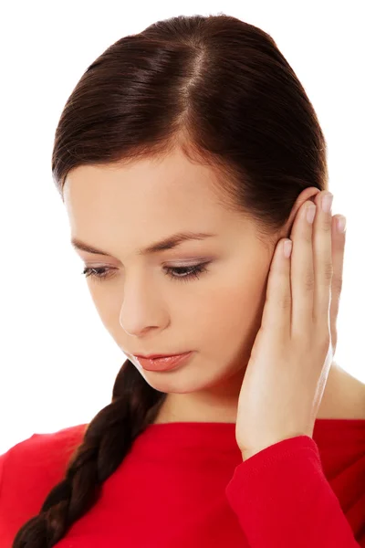 Mujer joven con dolor de oído — Foto de Stock