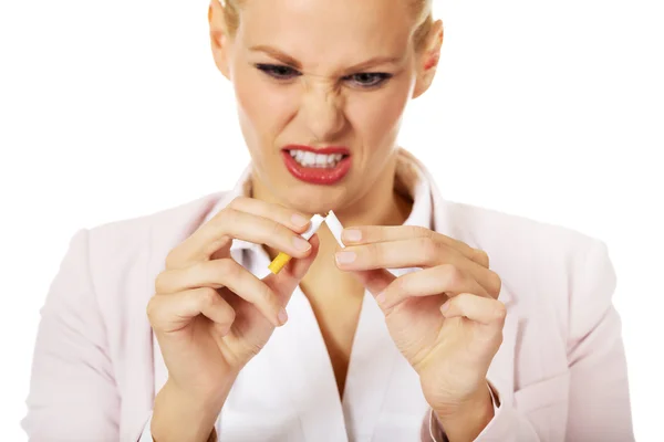 Mujer de negocios agresiva rompiendo cigarrillo — Foto de Stock