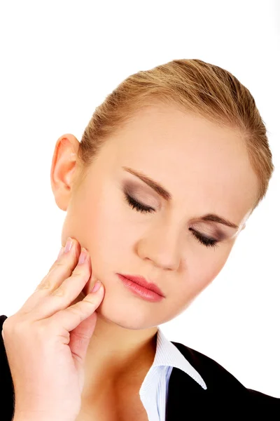 Junge Geschäftsfrau leidet unter Zahnschmerzen — Stockfoto