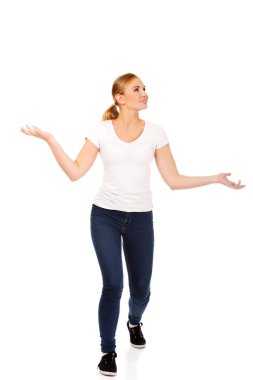 Genç kadın gökten düşen bir şey yakalamaya çalışıyor