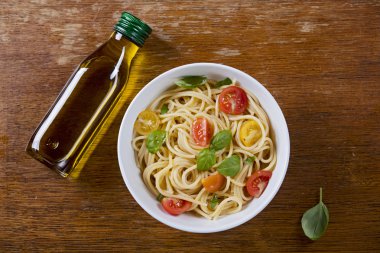 Ahşap arka plan üzerinde lezzetli Yapıştır ve zeytinyağı şişesi