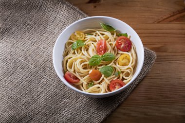 Lezzetli makarna kase ve çatal bıçak takımı ahşap üzerinde ve çuval çuval bezi arka plan