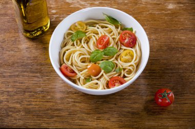 Ahşap arka plan üzerinde lezzetli Yapıştır ve zeytinyağı şişesi