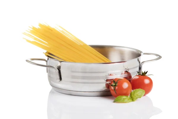 Rå pasta i metalliska potten isolerad på vit bakgrund — Stockfoto