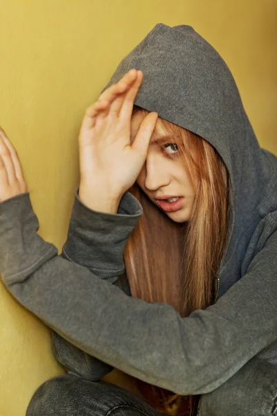 Abusada adolescente tratando de esconderse y defenderse — Foto de Stock