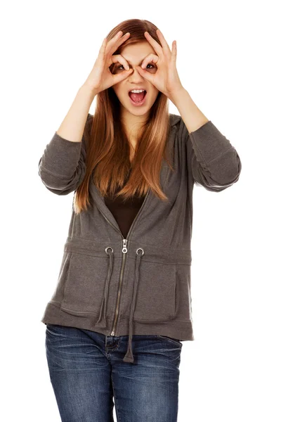 Adolescente donna rendendo le mani binocolo — Foto Stock