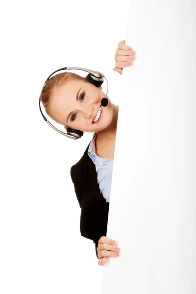 Χαμογελάστε γυναίκα τηλεφωνικό κέντρο κρατώντας άδειο πανό — Φωτογραφία Αρχείου