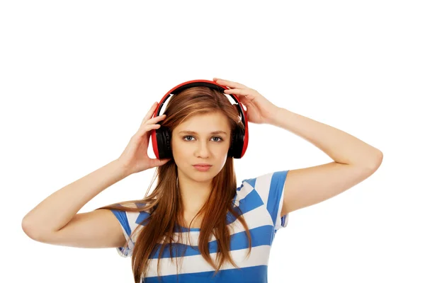 Mujer adolescente escuchando la música — Foto de Stock