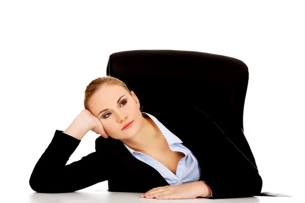 Mujer de negocios cansada sentada detrás del escritorio —  Fotos de Stock