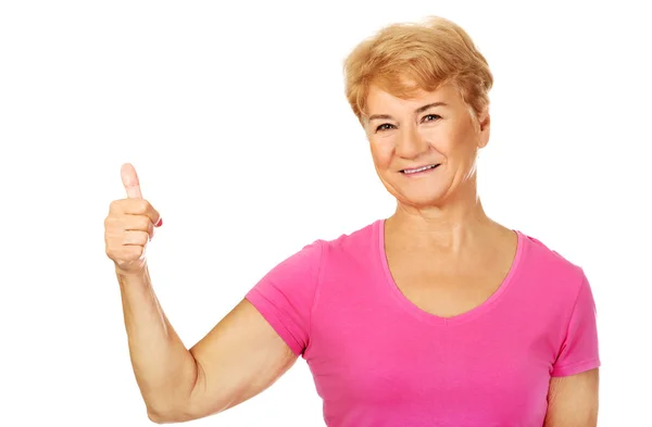 Una vieja mujer sonriente con el pulgar hacia arriba — Foto de Stock