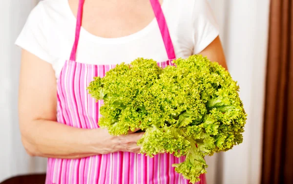 Senior kvinna med grön sallad — Stockfoto